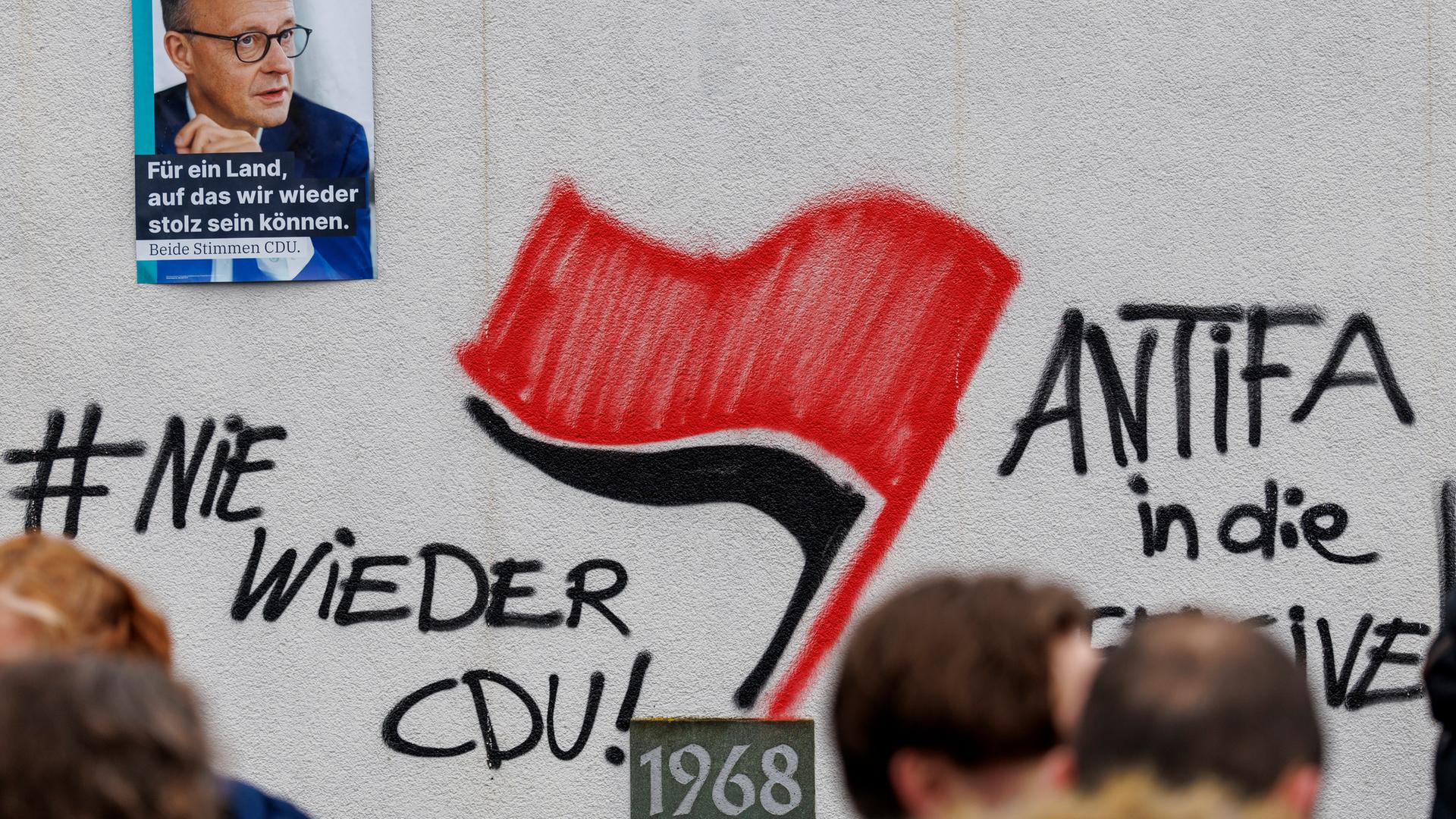 Graffitis gegen Merz an der Schüztzenhalle in Menden.