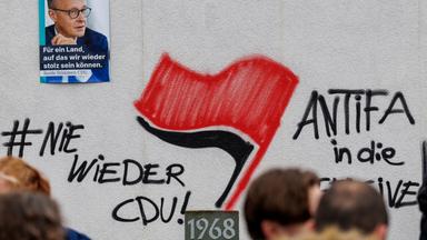 Graffitis gegen Merz an der Schüztzenhalle in Menden.