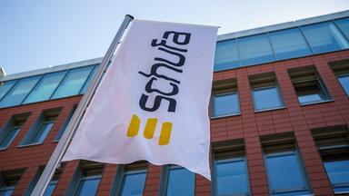 Flagge mit dem Firmenlogo flattert vor dem Geschäftssitz in Wiesbaden