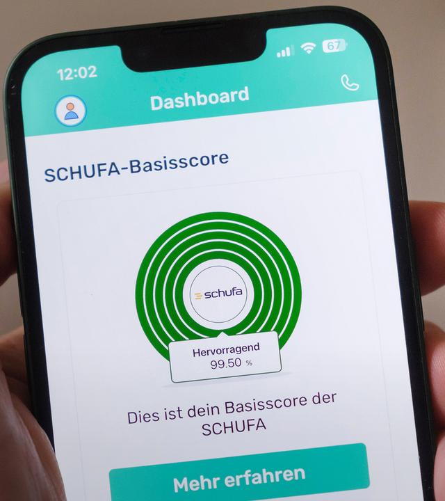 Die App Bonify zeigt auf einem Mobiltelefon den SCHUFA-Basisscore (Archivfoto)