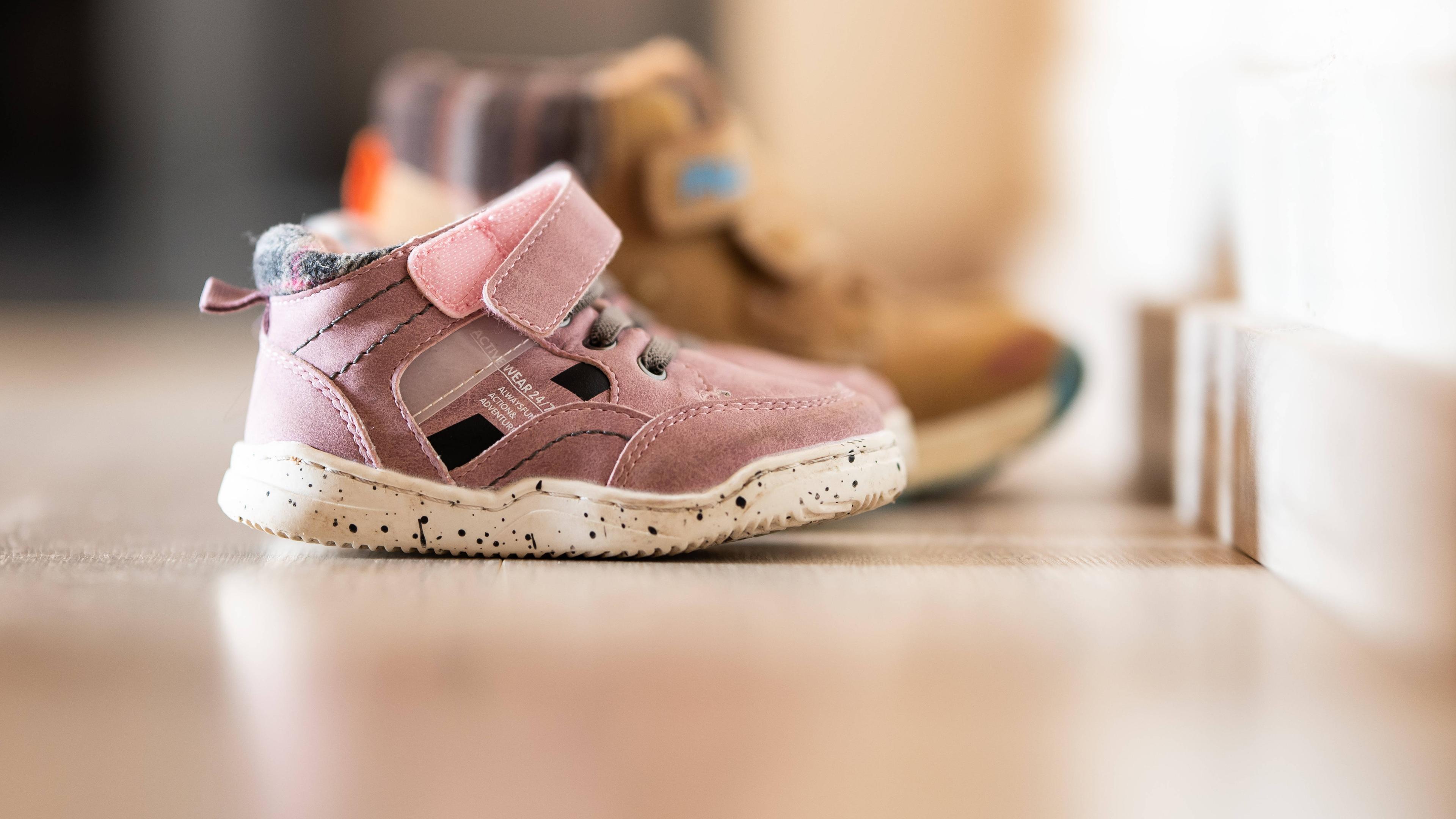 Kinderschuhe stehen in einem Hausflur