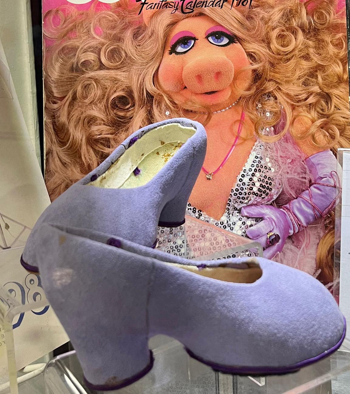 Archiv: Ein von Miss Piggy signierter Cover Girl-Kalender von 1981 sowie ein Paar ihrer Schuhe, die sie in der Fahrradszene „Couldn't We Ride“ aus „Die große Muppet-Sause“ trug