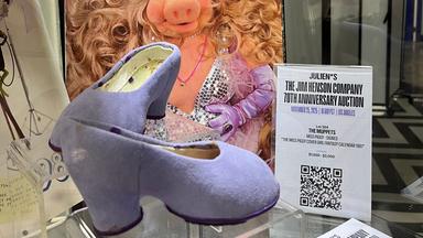 Archiv: Ein von Miss Piggy signierter Cover Girl-Kalender von 1981 sowie ein Paar ihrer Schuhe, die sie in der Fahrradszene „Couldn't We Ride“ aus „Die große Muppet-Sause“ trug