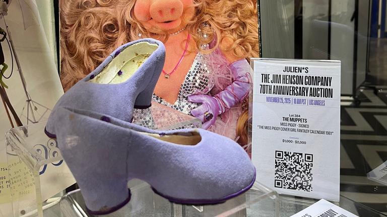 Archiv: Ein von Miss Piggy signierter Cover Girl-Kalender von 1981 sowie ein Paar ihrer Schuhe, die sie in der Fahrradszene „Couldn't We Ride“ aus „Die große Muppet-Sause“ trug