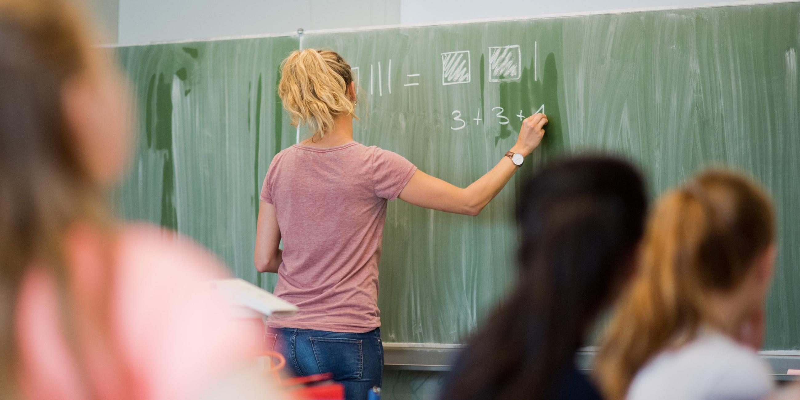 Archiv: Eine Lehrerin an der Tafel