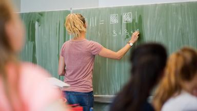 Archiv: Eine Lehrerin an der Tafel