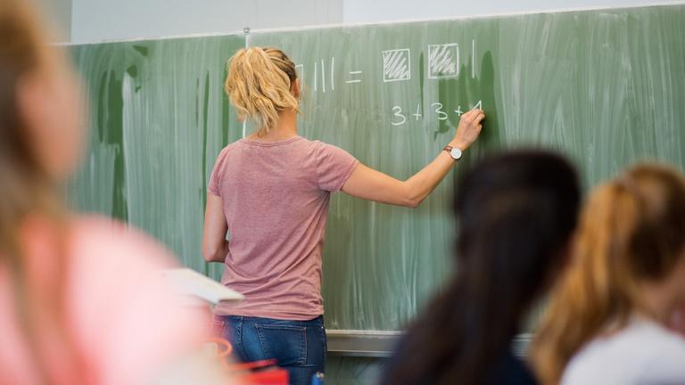 Archiv: Eine Lehrerin an der Tafel