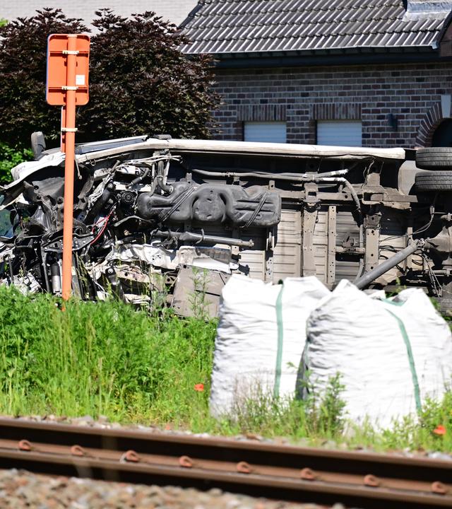 Die anderen fünf Kinder im Bus wurden bei dem Unfall schwer verletzt ins Krankenhaus geflogen, ihr Zustand ist mittlerweile stabil.