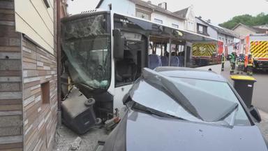 Auf dem Bild zu sehen ist ein Schulbus, der in eine Wand gefahren ist