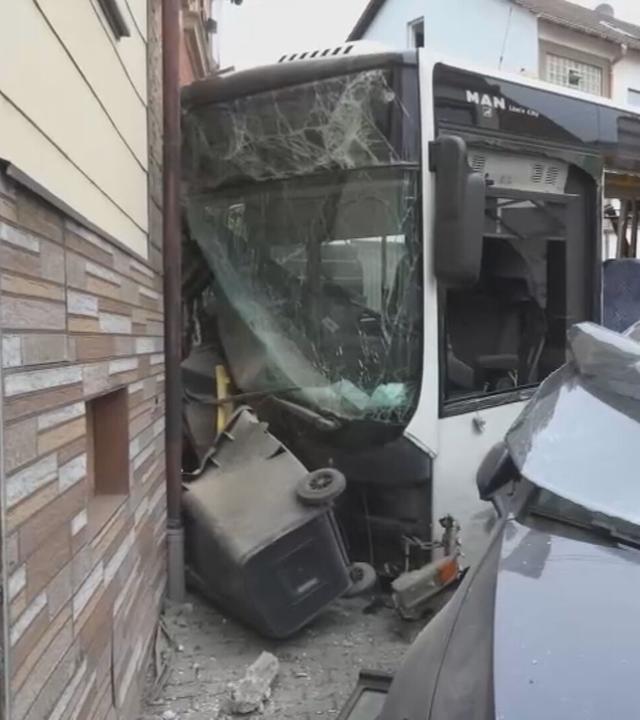 Auf dem Bild zu sehen ist ein Schulbus, der in eine Wand gefahren ist