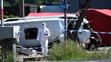 Blick auf die Unglücksstelle, an der vier Menschen – darunter zwei Kinder – ums Leben kamen, nachdem am 26. Mai 2026 in Ostflandern (Belgien) ein Schulbus mit Kindern an Bord von einem Zug erfasst wurde.