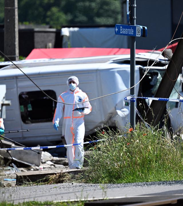 Blick auf die Unglücksstelle, an der vier Menschen – darunter zwei Kinder – ums Leben kamen, nachdem am 26. Mai 2026 in Ostflandern (Belgien) ein Schulbus mit Kindern an Bord von einem Zug erfasst wurde.