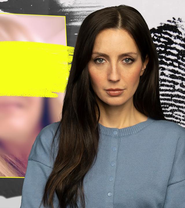 Paulina Krasa neben einem unscharfen Porträt einer Frau mit einem großen gelben Balken über dem Gesicht. Im Hintergrund ein Daumenabdruck