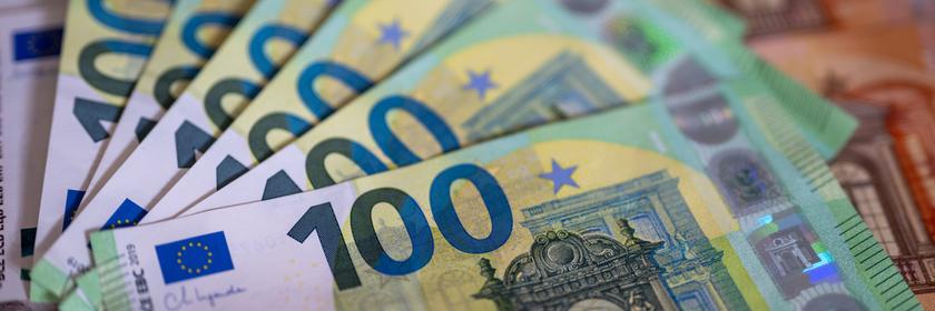 Berlin: Geldscheine mit dem Wert von 100 und 50 Euro liegen auf einem Tisch. 