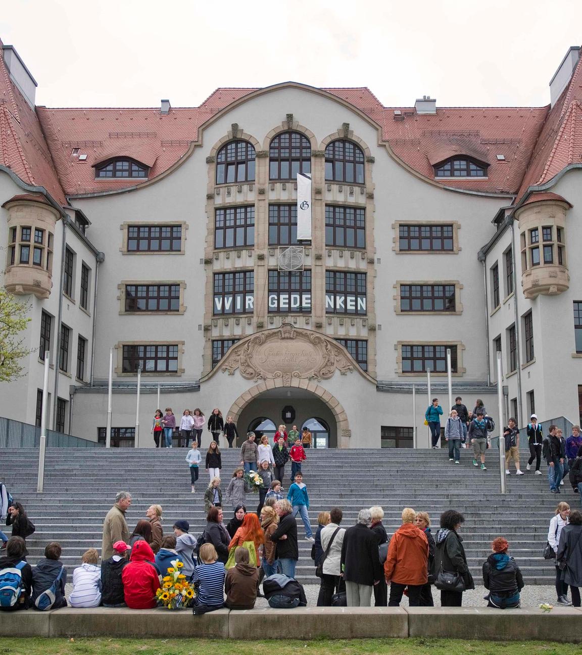 Schüler stehen vor dem neu gestalteten Gutenberg-Gymnasium in Erfurt.