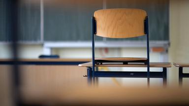 Leerer Klassenraum mit leerem Stuhl.