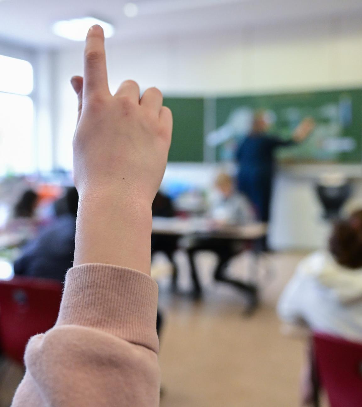 06.03.2023, Baden-Württemberg, Stuttgart: Schulkinder nehmen am Unterricht in einer Grundschule in Stuttgart teil.