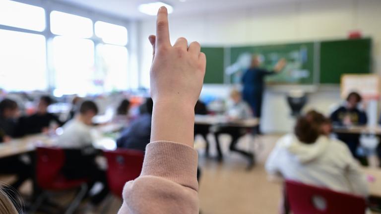06.03.2023, Baden-Württemberg, Stuttgart: Schulkinder nehmen am Unterricht in einer Grundschule in Stuttgart teil.