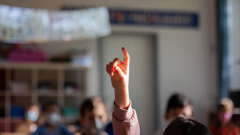 Schülerin meldet sich während des Unterrichtes
