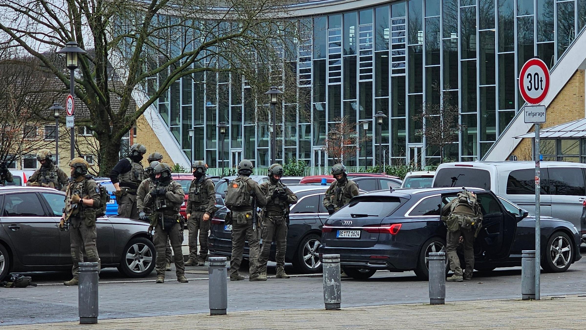 Spezialkräfte sind an einer Schule in Wuppertal im Einsatz am 22.02.2024.