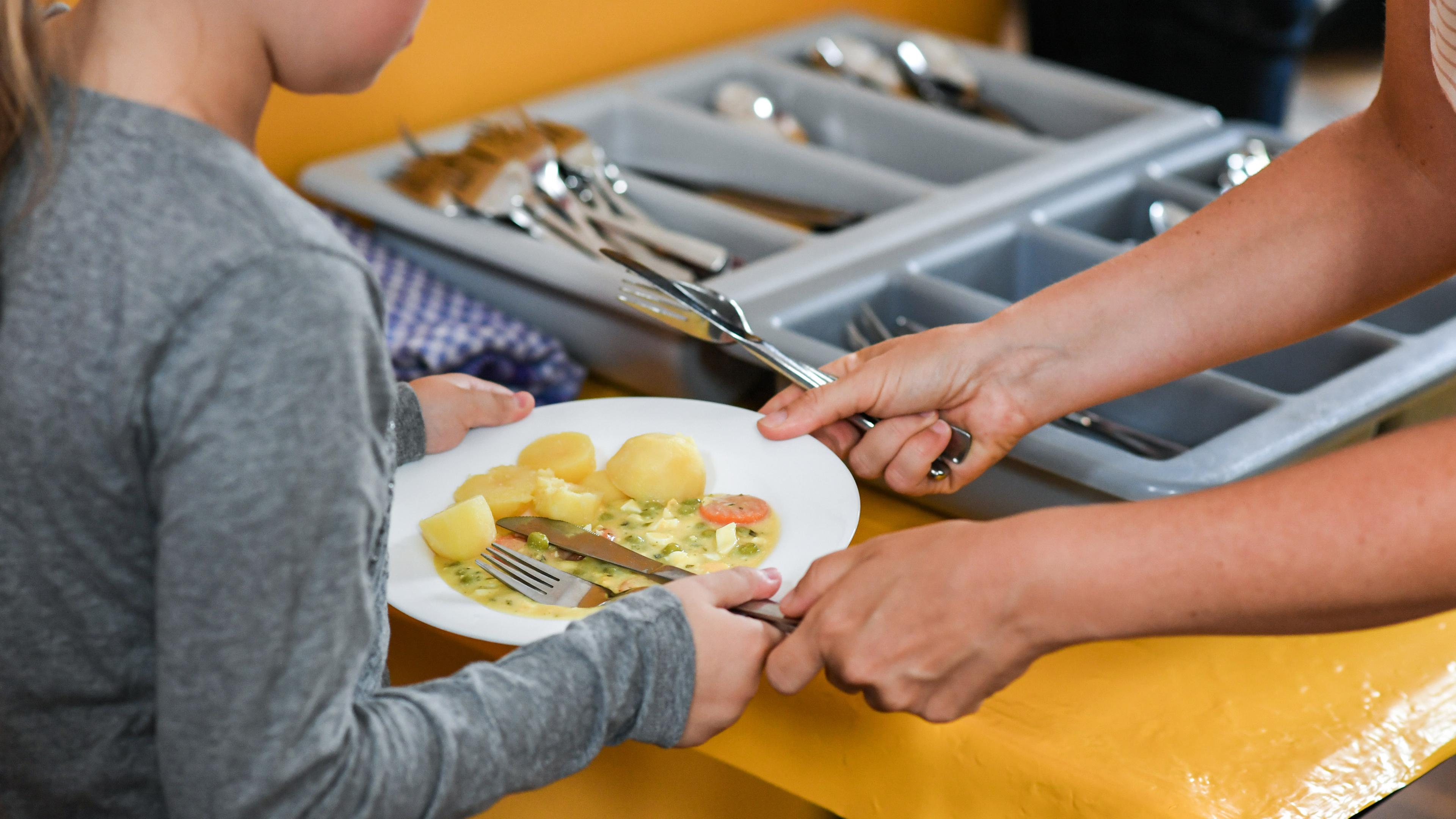 Berlin: Schüler beim Mittagessen in der Mensa in der Grundschule an der Wuhlheide.