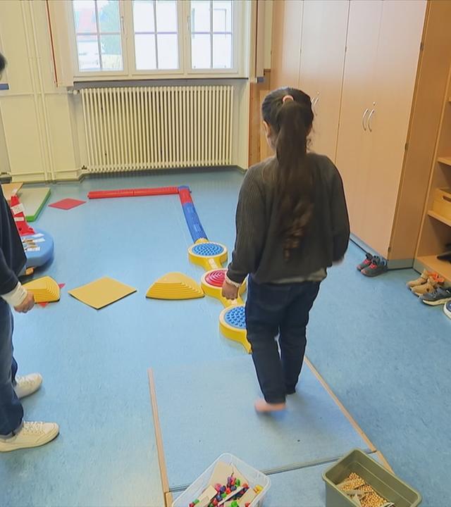 Schulkind bei Gleichgewichtsübungen