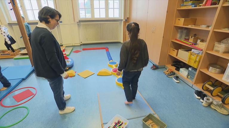 Schulkind bei Gleichgewichtsübungen