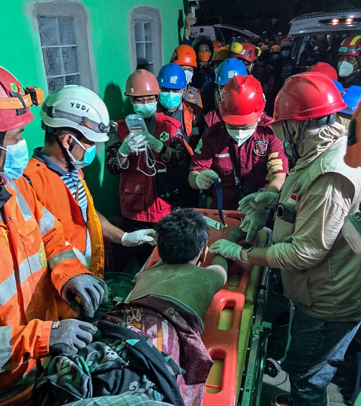 Rettungskräfte im Einsatz in Sidoarjo, Ost-Java, Indonesien, am 1. 10. 2025 