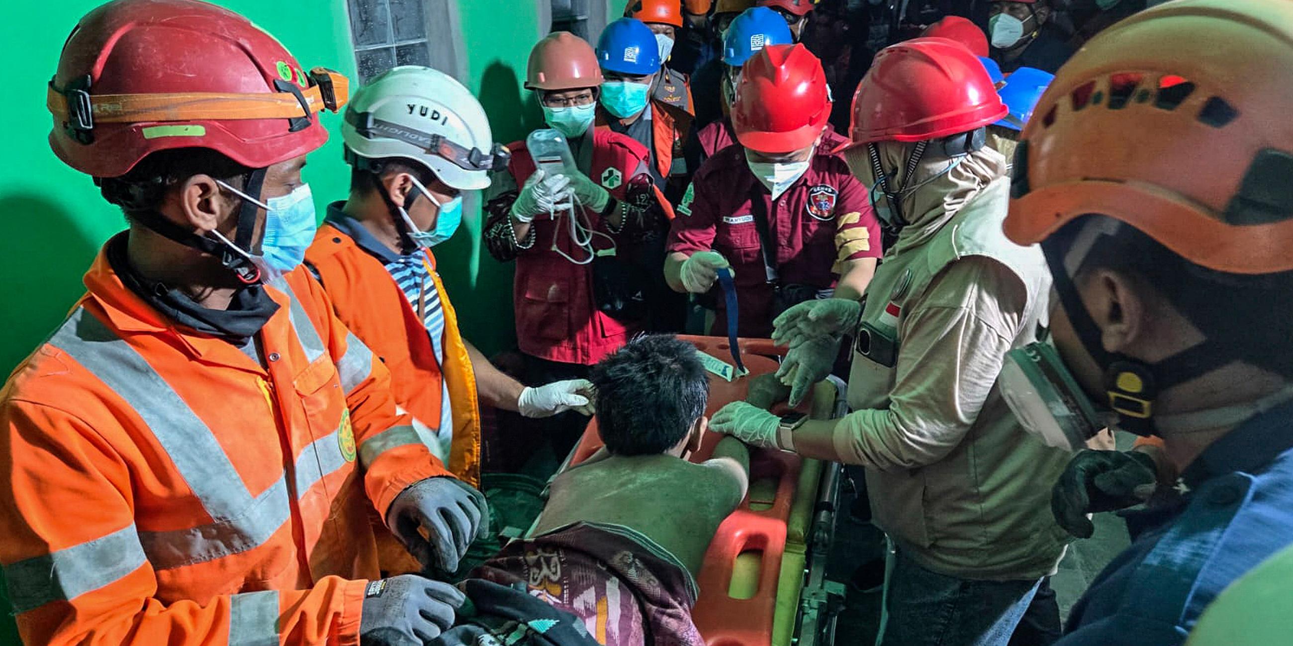 Rettungskräfte im Einsatz in Sidoarjo, Ost-Java, Indonesien, am 1. 10. 2025 