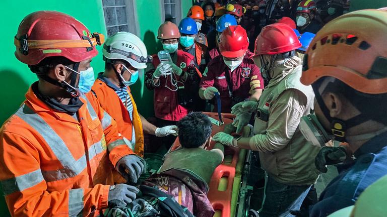 Rettungskräfte im Einsatz in Sidoarjo, Ost-Java, Indonesien, am 1. 10. 2025 