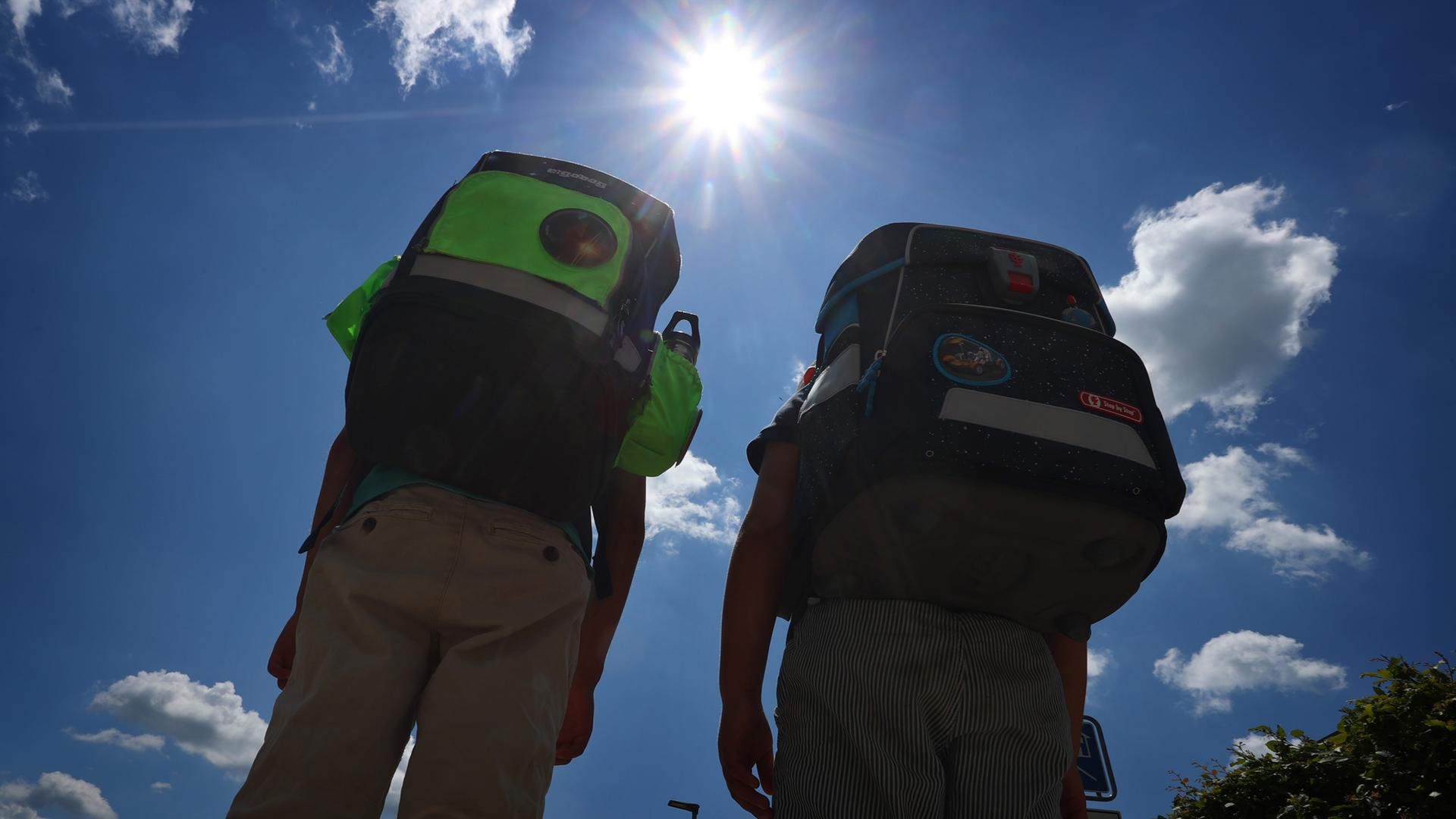 Symbolbild: Zwei Schulkinder laufen im Sonnenschein