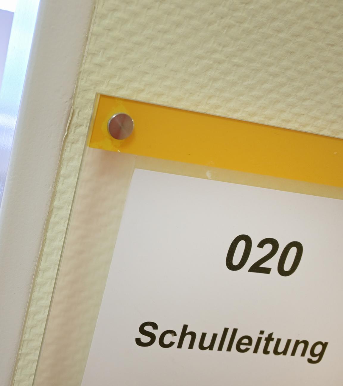 "Schulleitung" steht auf einem Schild an der Bürotür. In Sachsen-Anhalt werden nicht nur Lehrerkräfte gesucht, auch viele Posten in den Schulleitungen sind nicht besetzt.