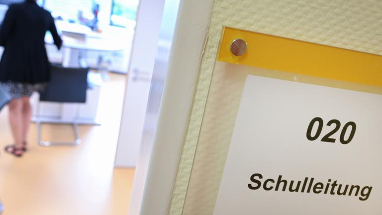"Schulleitung" steht auf einem Schild an der Bürotür. In Sachsen-Anhalt werden nicht nur Lehrerkräfte gesucht, auch viele Posten in den Schulleitungen sind nicht besetzt.