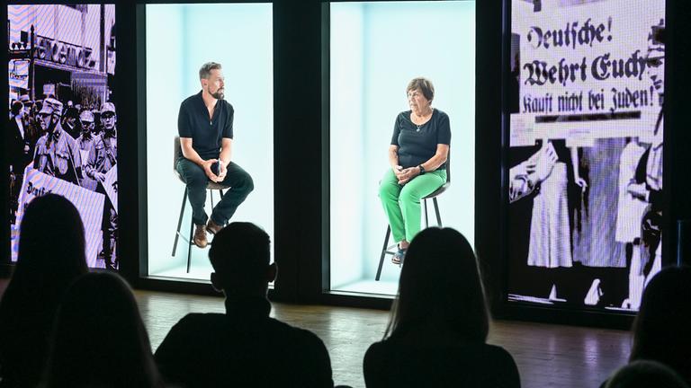 Berlin: In Hologramm-Videos sind Moderator Klaas Heufer-Umlauf und die Holocaust-Überlebende Ruth Winkelmann bei der Vorstellung des Schulprojekts gegen Antisemitismus und für Zivilcourage des Vereins "Nie wieder ist jetzt" in der Evangelischen Schule Frohnau zu sehen.