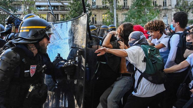 Bei einer Demonstration von Schülern in Montpellier kam es zu Zusammenstößen zwischen Demonstranten und Einsatzkräften der Bereitschaftspolizei. 