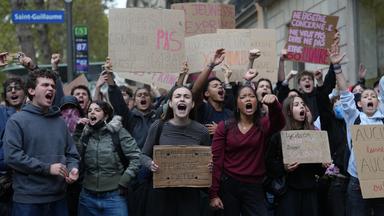 Schüler skandieren vor einem blockierten Gymnasium Parolen, um gegen die mangelnde Ausstattung der Schulen zu protestieren. 