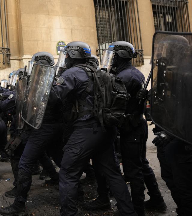 Bei einer Demonstration gegen unterfinanzierte Schulen kommt es zu Auseinandersetzungen zwischen Schülern und der Polizei am 08.10.2026 in Paris.