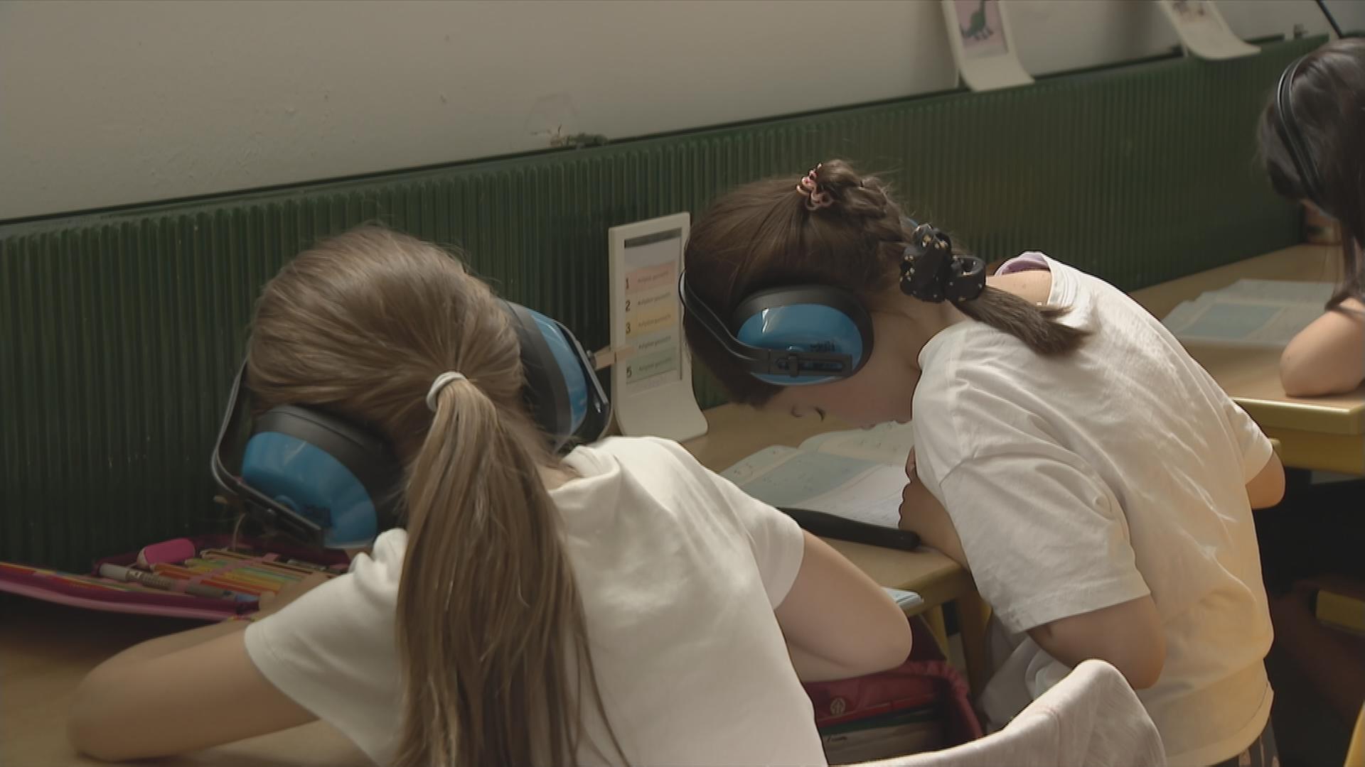 Schüler in einer kaputten Schule