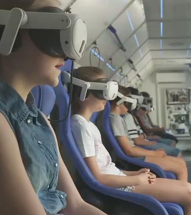 Schüler des Gymnasiums am Rotenbühl bereisen das All virtuell im ESA-Weltraumsimulator.