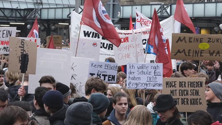 Schülerinnen und Schüler protestieren gegen die Reform des Wehrdienstes.