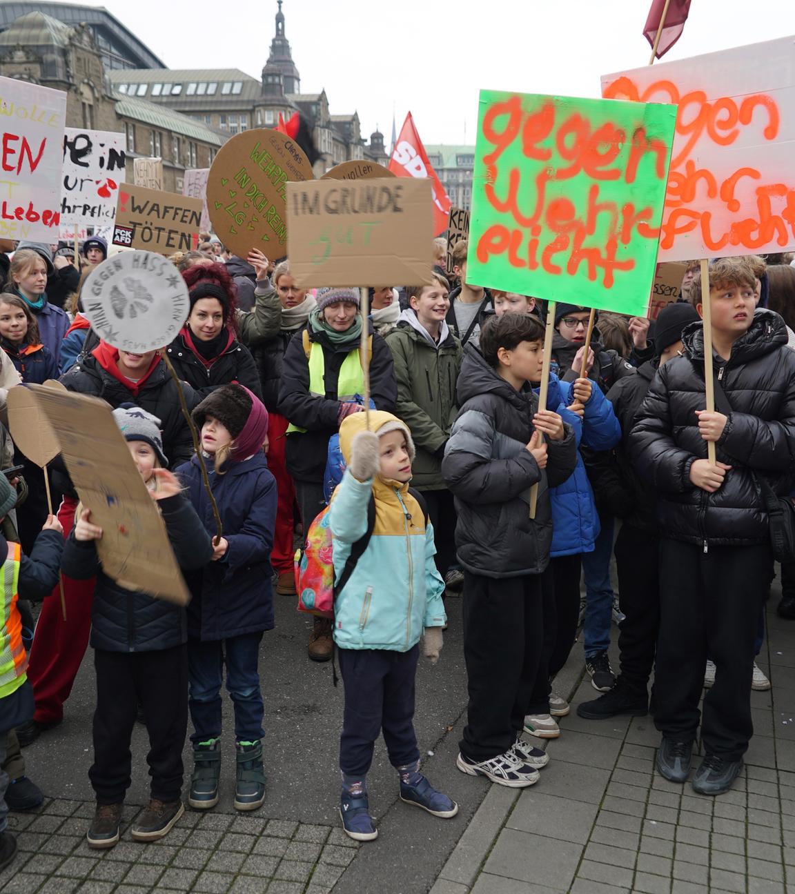 Schulstreik gegen Wehrdienst: Grossdemo in der Hamburger Innenstadt