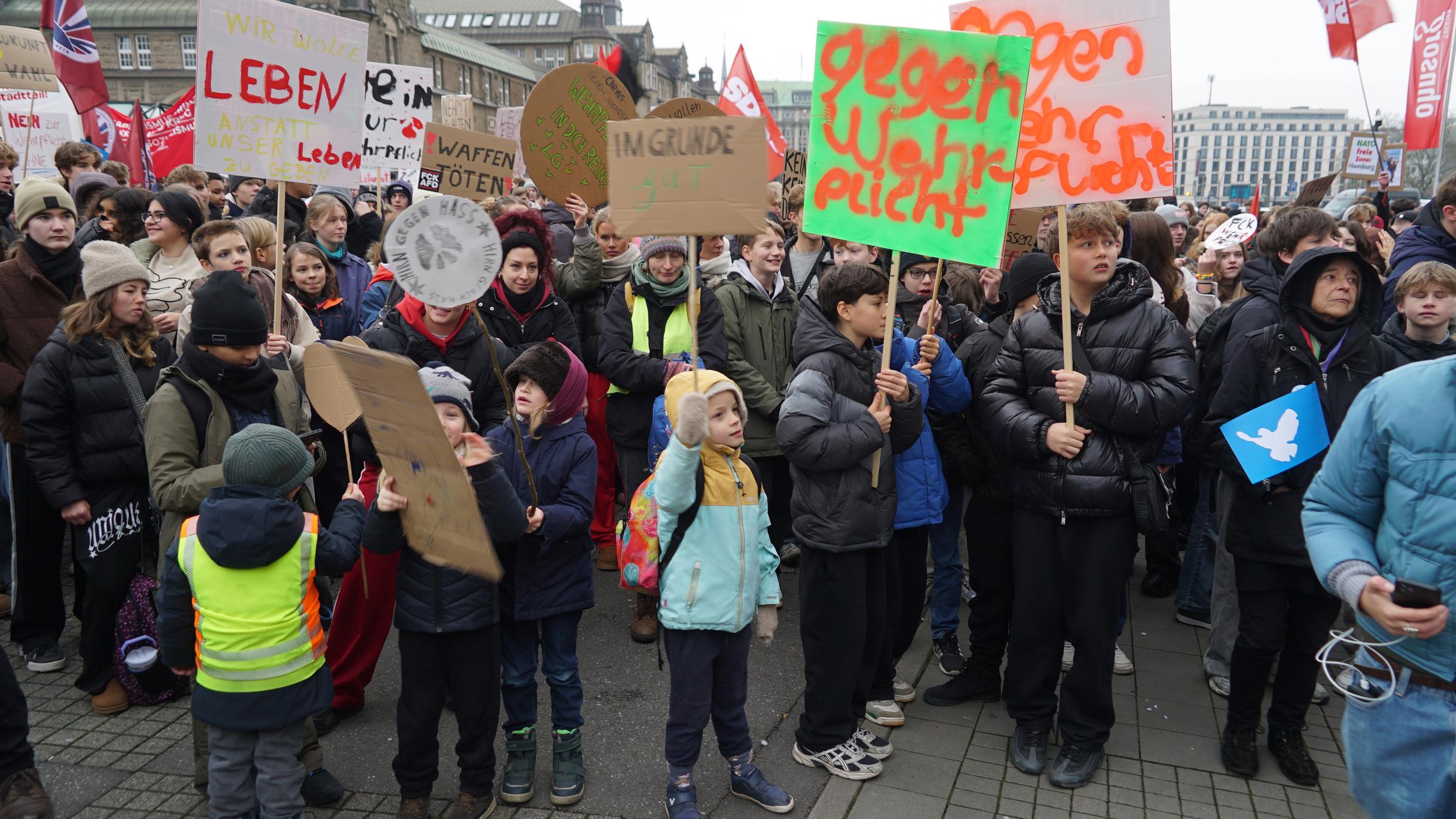 Schulstreik gegen Wehrdienst: Grossdemo in der Hamburger Innenstadt