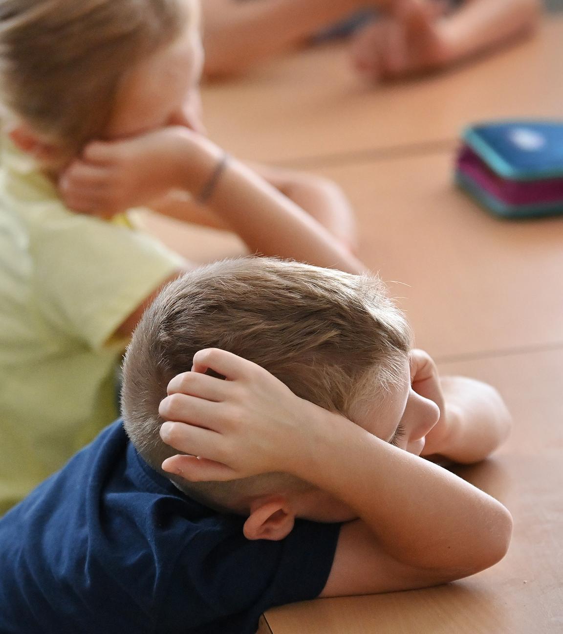 Symbolbild: Unkonzentrierte Schüler im Schulunterricht an einer Grundschule