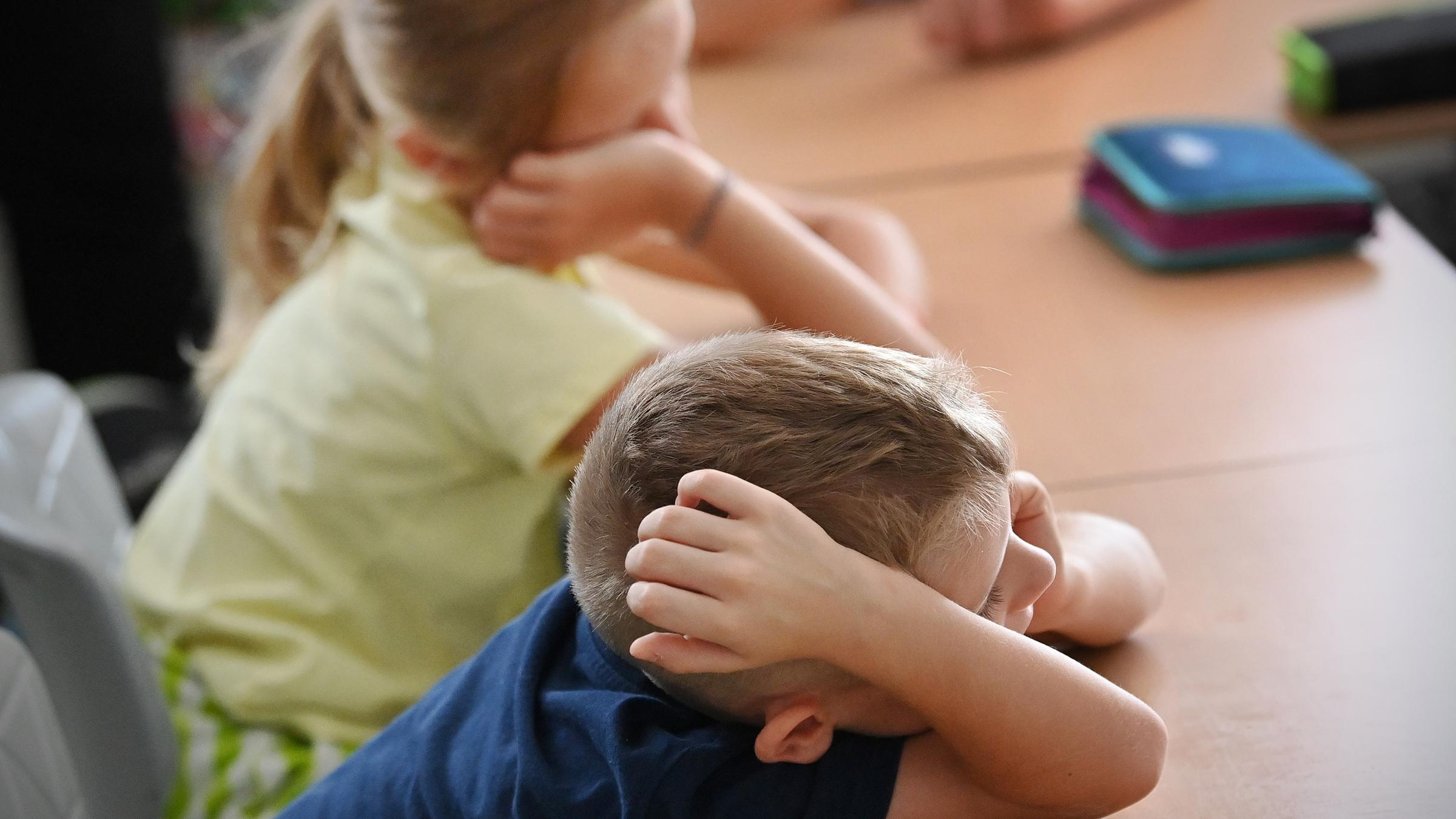 Symbolbild: Unkonzentrierte Schüler im Schulunterricht an einer Grundschule