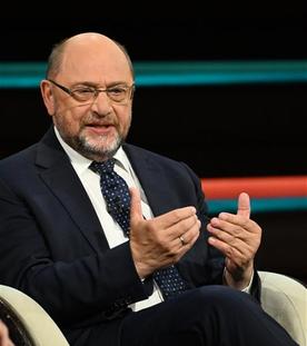 Martin Schulz sitzt in schwarzem Anzug und gestikulierend bei Lanz.