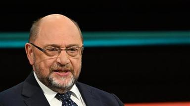 Martin Schulz sitzt in schwarzem Anzug und gestikulierend bei Lanz.