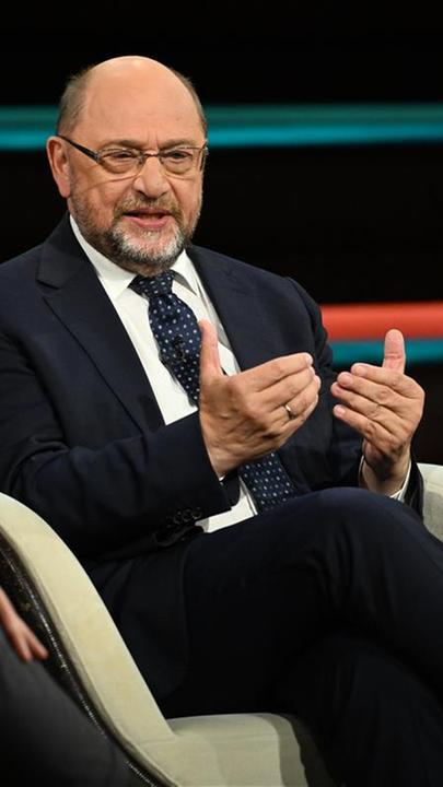 Martin Schulz sitzt in schwarzem Anzug und gestikulierend bei Lanz.