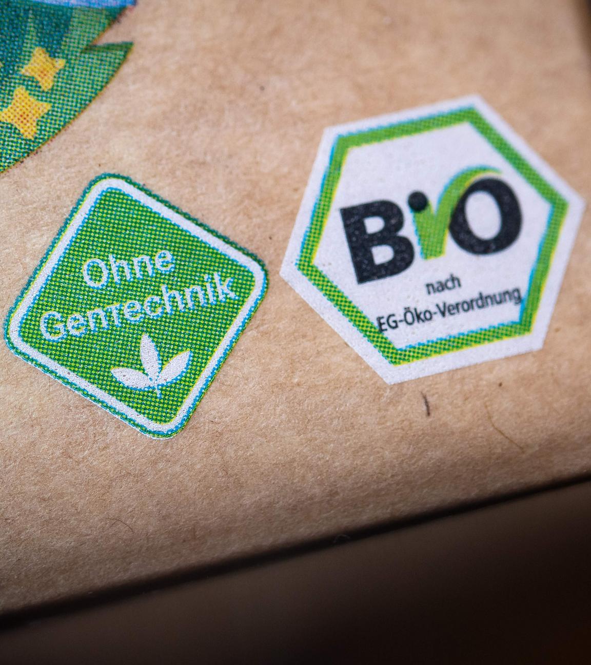 Das Logo "Ohne Gentechnik" und das Bio-Siegel "Bio nach EU-Öko-Verordnung" sind auf einer Lebensmittelverpackung zu sehen.