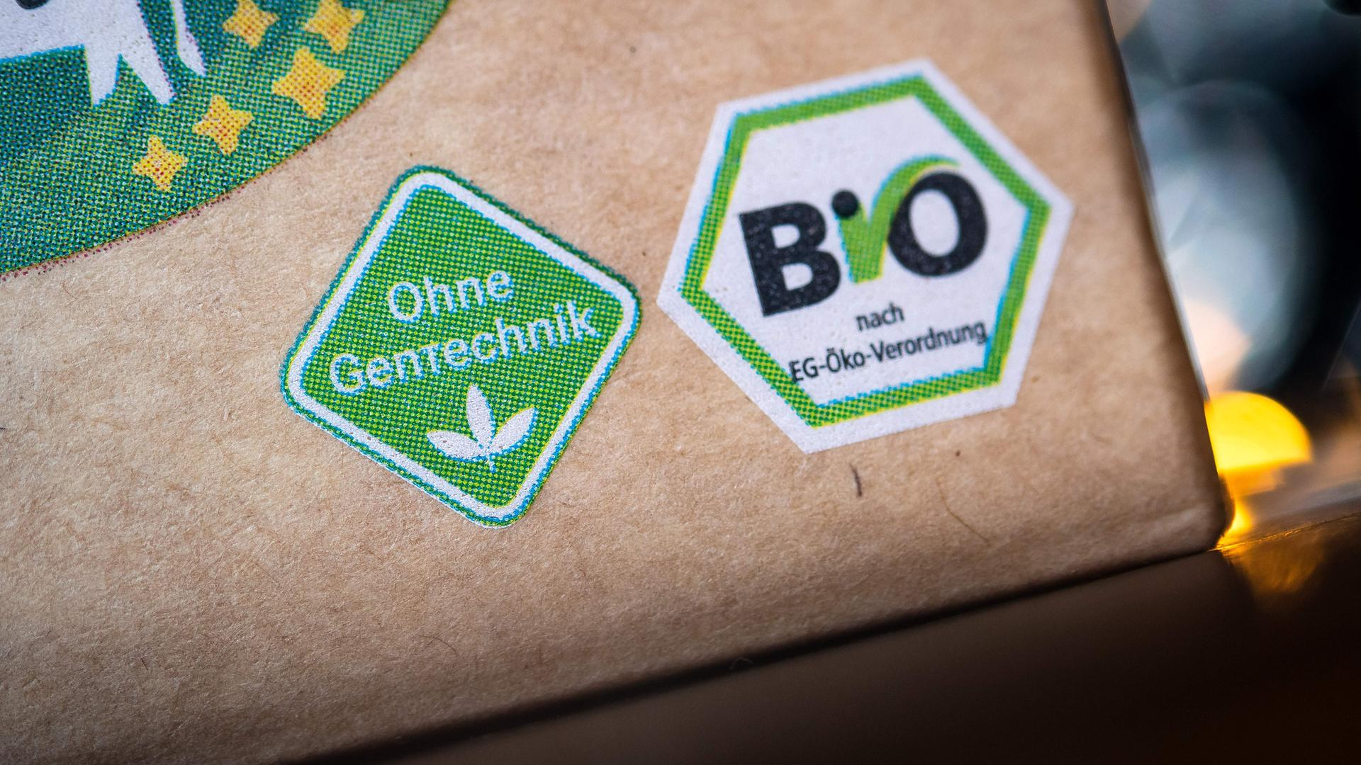 Das Logo "Ohne Gentechnik" und das Bio-Siegel "Bio nach EU-Öko-Verordnung" sind auf einer Lebensmittelverpackung zu sehen.