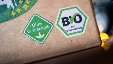 Das Logo "Ohne Gentechnik" und das Bio-Siegel "Bio nach EU-Öko-Verordnung" sind auf einer Lebensmittelverpackung zu sehen.
